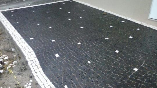 Calçada de Mosaico Português com pedras brancas e pretas